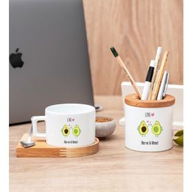 Hediye Dükkanı Kişiye Özel Sevimli Avokado Desenli Ahşap Altlıklı Fincan ve Kalemlik