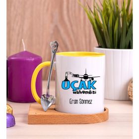 Hediye Dükkanı Kişiye Özel Uçak Mühendisi Ahşap Altlıklı Kaşıklı Sarı Kupa