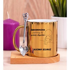 Hediye Dükkanı Kişiye Özel Varmış Ki Yemiş Diyelim Esprili Ahşap Altlıklı Gold Kupa Bardak
