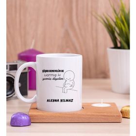 Hediye Dükkanı Kişiye Özel Varmış Ki Yemiş Diyelim Esprili Ahşap Altlıklı Mumlu Beyaz Kupa Bardak