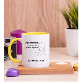 Hediye Dükkanı Kişiye Özel Varmış Ki Yemiş Diyelim Esprili Ahşap Altlıklı Mumlu Sarı Kupa Bardak