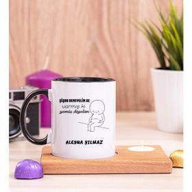 Hediye Dükkanı Kişiye Özel Varmış Ki Yemiş Diyelim Esprili Ahşap Altlıklı Mumlu Siyah Kupa Bardak