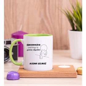Hediye Dükkanı Kişiye Özel Varmış Ki Yemiş Diyelim Esprili Ahşap Altlıklı Mumlu Yeşil Kupa Bardak