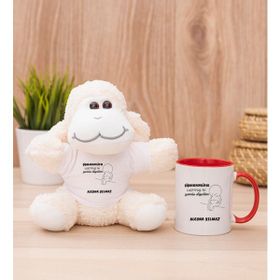 Hediye Dükkanı Kişiye Özel Varmış Ki Yemiş Diyelim Esprili Kırmızı Kupa Bardak ve Peluş Koyun