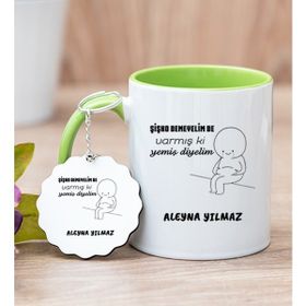 Hediye Dükkanı Kişiye Özel Varmış Ki Yemiş Diyelim Esprili Yeşil Kupa Bardak ve Anahtarlık