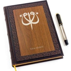 Hediye Rengi İsme Özel Ahşap Kapaklı Vav Temalı Defter ve Besmele Kalem Hediye Seti