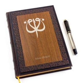 Hediye Rengi İsme Özel Ahşap Kapaklı Vav Temalı Defter ve Besmele Kalem Hediye Seti