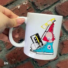 Hediyeci Abla Size Özel 90 Lar Modası Kaset Gözlük Seramik Baskılı Beyaz Kupa Bardak