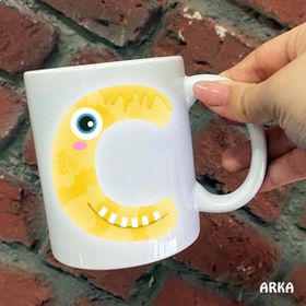 Hediyeci Abla Size Özel Neşeli Çocuk Harfli C Seramik Baskılı Beyaz Kupa Bardak