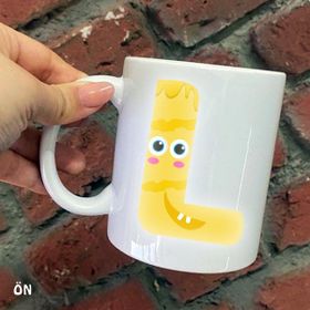 Hediyeci Abla Size Özel Neşeli Çocuk Harfli L Seramik Baskılı Beyaz Kupa Bardak