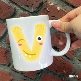 Hediyeci Abla Size Özel Neşeli Çocuk Harfli V Seramik Baskılı Beyaz Kupa Bardak
