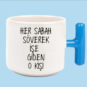 Hesaplısı Burada Her Sabah Işe Giderken Söven O Kişi Espirili T Kulplu Kupa Bardak - Beyaz