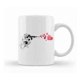 Humuts Graffiti Military Rifle Shooting Out Hearts Artsy Kupa Bardak