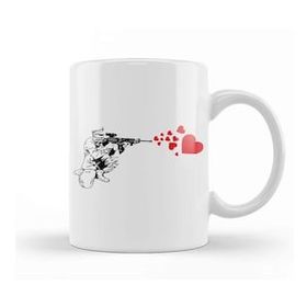 Humuts Graffiti Military Rifle Shooting Out Hearts Artsy Kupa Bardak