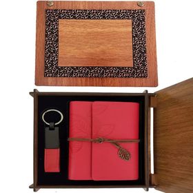Huramarketing Ahşap Kutulu Kırmızı Deri Defter ve Anahtarlık Hediye Seti