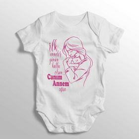 İlk Anneler Günün Kutlu Olsun Canım Annem Oğlun Yazılı Baskılı Beyaz Bebek Zıbını