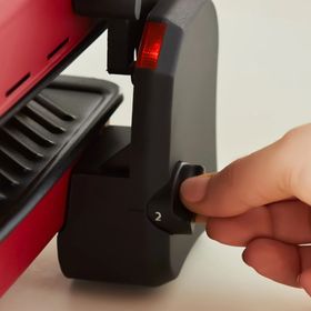 Karaca Future Essential Matte Kırmızı Tost Makinesi