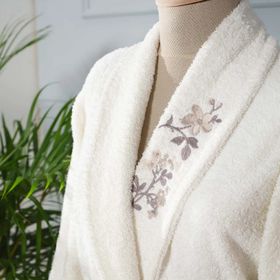 Karaca Home Flora Nakışlı 6 Parça Beyaz Bej Bornoz Banyo Yüz Havlusu