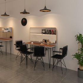 Kenzlife Hem75Mazlum 140x40 cm Ceviz Siyah Masa ve 4 Adet Kolçaklı Sırt Minderli Siyah Sandalye Takımı