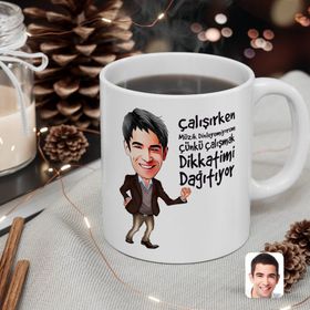 Kişiye Özel Erkek Çalışırken Müzik Dinlemiyorum Karikatürlü Beyaz Kupa Bardak