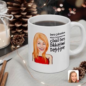 Kişiye Özel Kadın Ders Çalışırken Müzik Dinlemiyorum Karikatürlü Beyaz Kupa Bardak