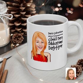 Kişiye Özel Kadın Ders Çalışırken Müzik Dinlemiyorum Karikatürlü Beyaz Kupa Bardak