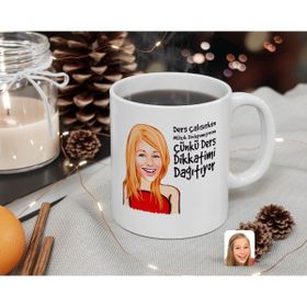 Kişiye Özel Kadın Ders Çalışırken Müzik Dinlemiyorum Karikatürlü Beyaz Kupa Bardak