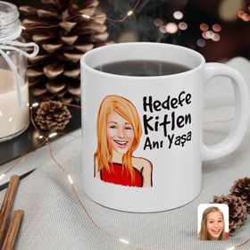 Kişiye Özel Kadın Hedefe Kitlen Anı Yaşa Karikatürlü Beyaz Kupa Bardak