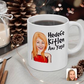 Kişiye Özel Kadın Hedefe Kitlen Anı Yaşa Karikatürlü Beyaz Kupa Bardak