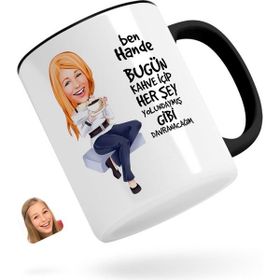Kişiye Özel Kadın Her Şey Yolundaymış Gibi Karikatürlü Siyah Kupa