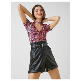 Koton 2SAL10569IK Desenli Pencere Detaylı Crop Tişört