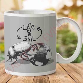 Life is Shit Dung Beetle Rolling the World Baskılı Kupa