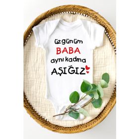 Limon Unisex Çocuk Beyaz Üzgünüm Baba Aynı Kadına Aşığız Baskılı Yarım Kollu Zıbın