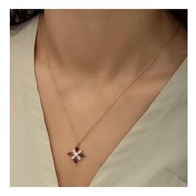 Lucky Gümüş Rose Kırmızı Taşlı Umut Çiçeği Kolye