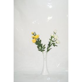 M3Decorium Beyaz Delikli Desenli Uzun 4 Beyaz ve 4 Sarı Gül 40cm Vazo