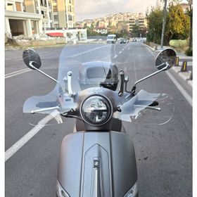 Motocam Mondial Exon 125 Ön Cam 2023-2026 Model 39 cm Şeffaf Renkli 4 mm Elcikli Aparatsız Motosiklet Rüzgarlık