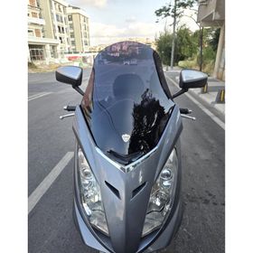 Motocam Peugeot Satelis Ön Cam 2006-2014 Model 63 cm Siyah Renkli 4 mm Motosiklet Rüzgarlık