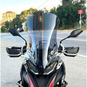 Motocam QJ SRT 800 Ön Cam 2023-2026 Model 61 cm Füme Renkli 4 mm Motosiklet Rüzgarlık