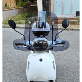 Motocam QJ VPS S 125 Ön Cam 2022-2026 Model 42 cm Füme Renkli 4 mm Elcikli Aparatsız Motosiklet Rüzgarlık