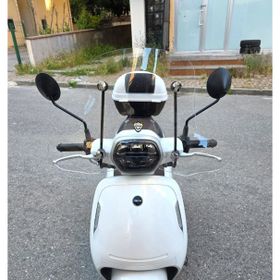 Motocam QJ VPS S 125 Ön Cam 2022-2026 Model 42 cm Şeffaf Renkli 4 mm Elcikli Aparatsız Motosiklet Rüzgarlık