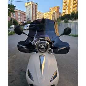 Motocam RKS Letbe LB 125 Ön Cam 2023-2026 Model 45 cm Siyah Renkli 4 mm Elcikli Aparatsız Motosiklet Rüzgarlık