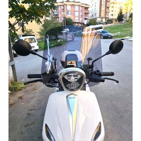 Motocam RKS Neon 125 Ön Cam 2023-2026 Model 44 cm Füme Renkli 4 mm Aparatsız Motosiklet Rüzgarlık