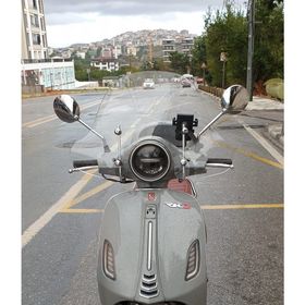 Motocam RKS Pride 125 Ön Cam 2023-2026 Model 39 cm Şeffaf Renkli 4 mm Elcikli Aparatsız Motosiklet Rüzgarlık