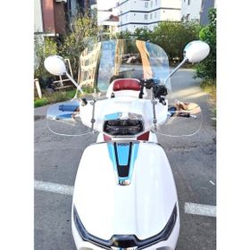 Motocam Yuki Mojito 50 Ön Cam 2022-2026 Model 43 cm Şeffaf Renkli 4 mm Elcikli Aparatsız Motosiklet Rüzgarlık