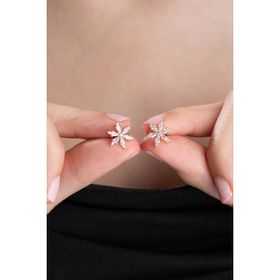 Nereze 925 Ayar Beyaz Taşlı Kamelya Çiçeği Kadın Gümüş Küpe