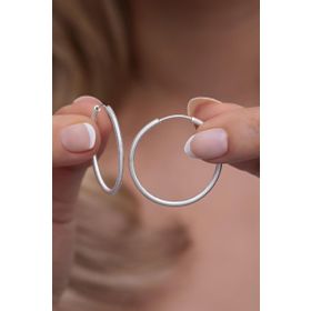 Nereze 925 Ayar Gümüş Dalgalı Çizgili Tasarım 25 mm Halka Küpe