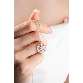 Nereze 925 Ayar Gümüş Rodyumlu Baget Taşlı Kartanesi Kolye