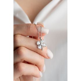 Nereze 925 Ayar Rodyumlu Beyaz Taşlı Dört Yapraklı Şans Yonca Kadın Gümüş Kolye