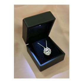 Nereze NRZ999310 925 Ayar Gümüş Işıklı Kutulu Mıknatıslı Açılır Kapanır Rose Yonca Kadın Kolye