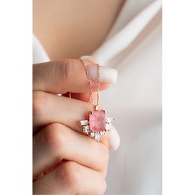 Nereze NRZ999353 925 Ayar Gümüş Yanları Baget Taşlı Pembe Tektaş Kadın Kolye